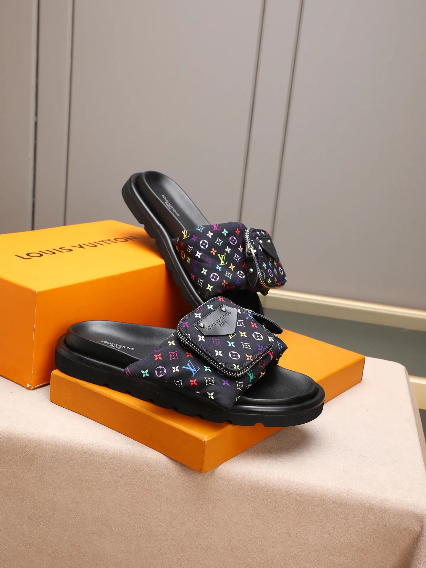 PP400 couple model with drawer box [LOUIS VUITTON] Louis Vuitton, the latest LV official website printed wallet and men's and women's slippers🔥🔥🔥 are now on the market. The drawer box is packed with cloth bags and cards. The upper pattern looks very soft and waxy, and it is a super versatile leg slimming tool. Fabric: Imported denim/down silk cotton embossed, official website pattern printing, lining: water-dyed sheepskin down filling, comfortable to wear, feet: high elastic PU water table. Sole: foam sole, heel height: about 5cm. Size 35-46, 35, 45 and 46 are custom-made and cannot be returned or exchanged. Color: multiple colors available.